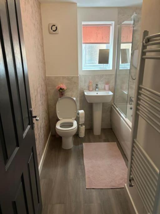 Private Room In A House With Parking In Lenton 诺丁汉 外观 照片